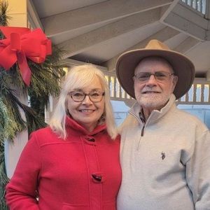 Meet your Posher, Lora